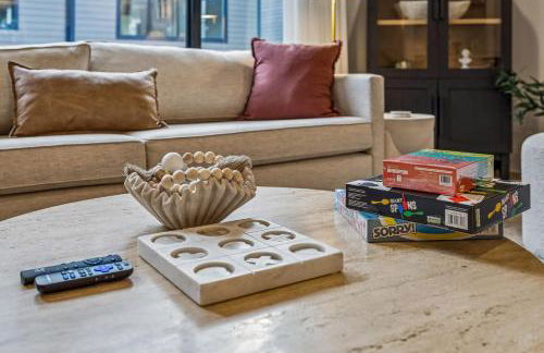 Modern Multi-Level Retreat with Rooftop Hot Tub - Foto 11