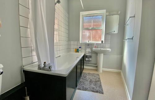 4 Single beds or 2 Doubles - FREE PARKING SPACES - SMART TV's - City Centre Spacious flat - Photo 16