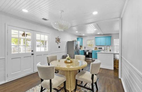 Chic Modern Cottage Near Downtown and Beaches Family - Photo 4