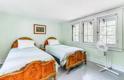 Torch Lake Getaway with Private Beach and Boat Dock! - Foto 13