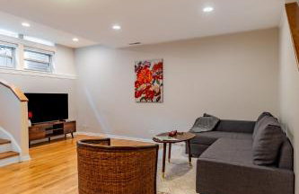 Windy City Getaway - 3BR 2BA Chicago Townhouse home - Photo 16