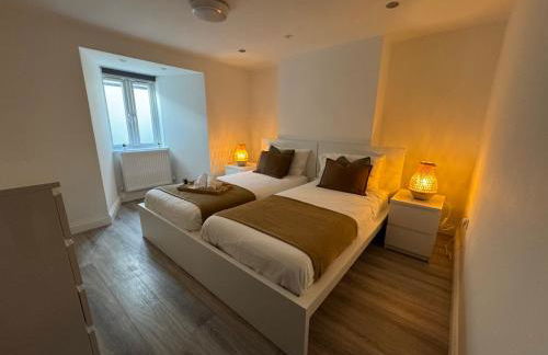 Modern Central Apartments with Balcony - Photo 2