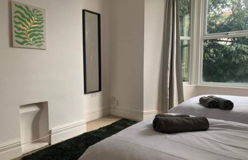 Central 2 bed flat with off street-parking - Foto 8