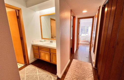 Snowcreek IV - Cozy Mammoth Ski Condo with Mtn Views and Hot Tub - Foto 27