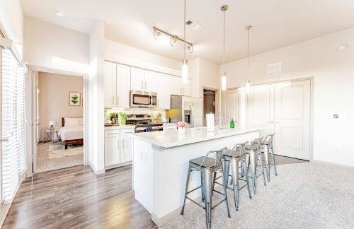 Spacious 2BR King Bed Suites Close to Downtown and Airport - Foto 18