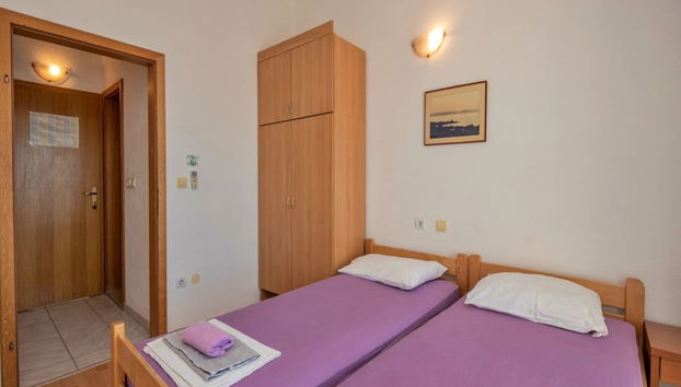 Charming 1 Bedroom Apartment in Makarska - Photo 2, Room