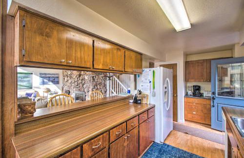 Spacious Redwood Retreat with Hidden Hot Tub - Foto 10