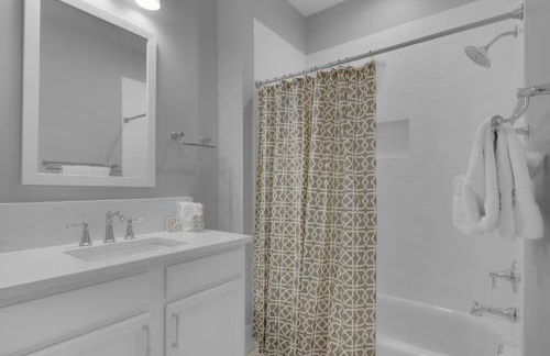 Golf Cart, 3 King Beds, Covered Rooftop Area, Half Mile to Beach! - Foto 32