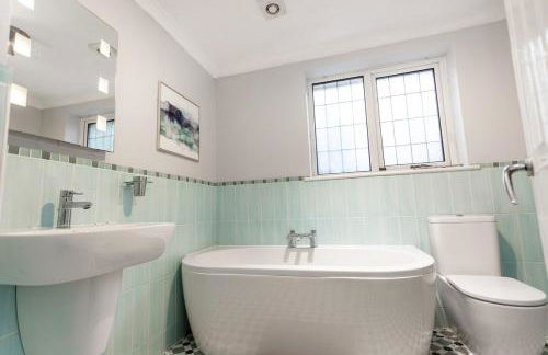 Elegant 5-Bed Home, Families & Friends, Sleeps 6, Parking, Free Wi-Fi - Foto 20