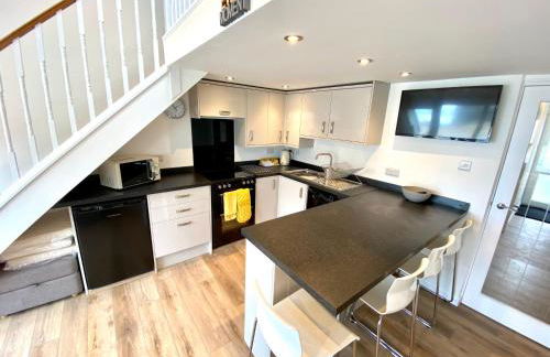 Sunsets In Porthtowan, Beachfront apartment - Photo 7