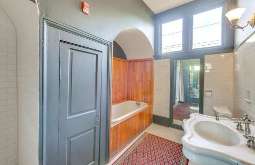 Ornate Victorian with Courtyard and Fire Pit - Foto 30