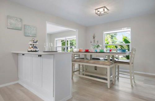 Serenity by the Sea! Cozy pool home with putting green & fire pit! - Foto 19