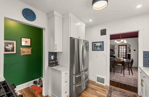 Hot Tub - Game Room - Chic & Spacious - Sleeps 10 - Foto 17