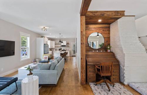 Downtown | Gorgeous | Pet Friendly! - Photo 26