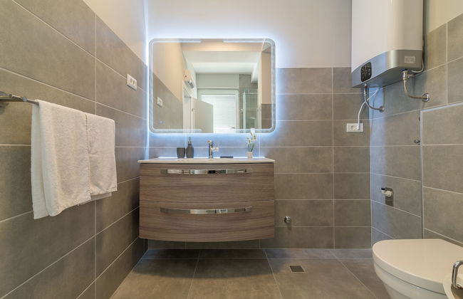 Luxurious Suites Elegance - Photo 49