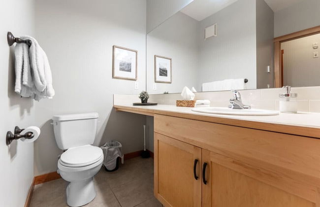 SPACIOUS 3-Br Luxury Condo | HEATED Pool + 3 Hot Tubs | Pool Table | Hm Theatre - Photo 33