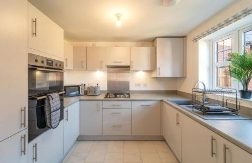 Charming 4 Bedroom House for 8 - Family Friendly - Fast WiFi - Parking - Photo 9