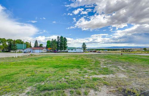 Hunt, Fish and Hike Home with Deck in Encampment - Foto 23