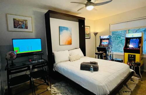 Artist's Condo with 2 Bedroom & Arcade - Foto 10