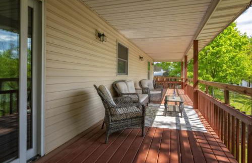 Upscale Lakefront Home w Dock & Kayaks - Photo 13