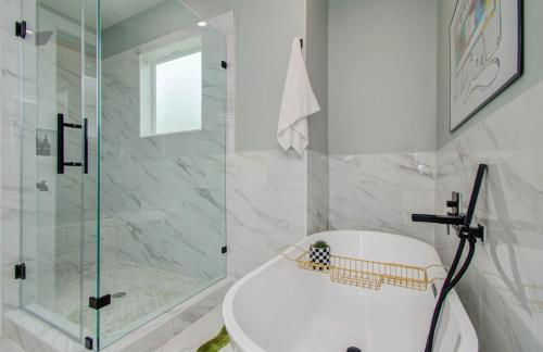 3bd-Rooftop Movie Theater-BBQ-Retro Music Theme-Downtown 8mins - Photo 31