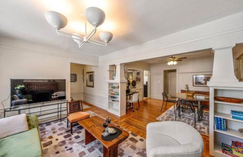 Refined and Roomy 1BD House with Laundry - Foto 11