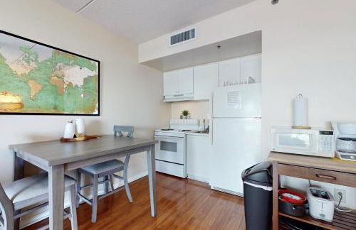 Dog-friendly downtown condo with riverfront balcony - walk to shops & eateries - Foto 7