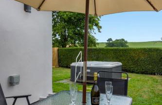 Tor Cottage -No Commercial Sign written Vehicles, Private Hot Tub , 2 Dogs Max,Fishing Nearby & Communal Swimming Pool ,Pool open April to September - Foto 22