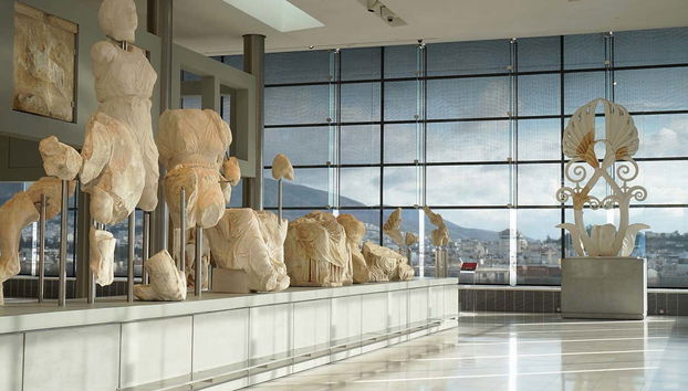 Fragmentos de esculturas griegas expuestos en el museo