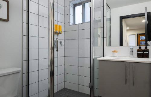 Walk to Restaurants from a Designer Cap Hill Home - Foto 59