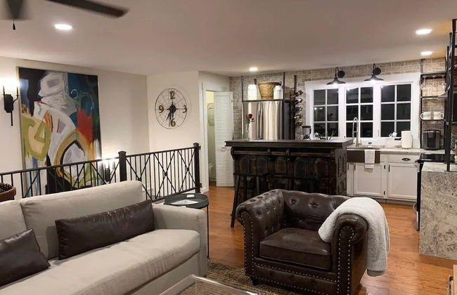 Five-star Historic Boyd Harvey Carriage House 2 Bedroom Home by RedAwning - Foto 1