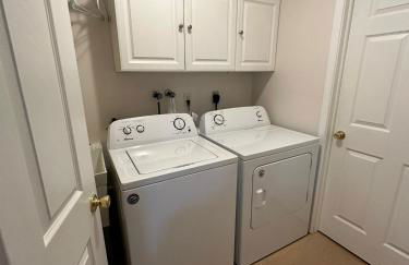 Whole House - HUGE, Modern & New Niagara Shoreline Home Rental - Foto 11