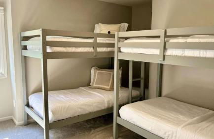 Lakefront Home w Pool, Dock, Fire Pit & Game Room Sip, Sip Away by Avantstay - Foto 84