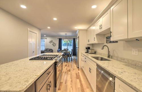 Sun-Dappled Retreat - Walk to Wickaboag Lake! - Foto 9