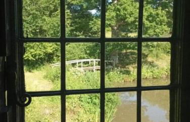 Snug & Secluded Lakeside Shepherds Hut 'Carp' - Foto 7