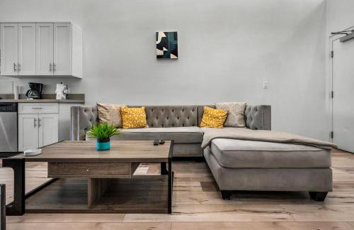 Modern 1 Bedroom Loft in Hollywood with Full Kitchen and Central AC Free Gated Parking - Photo 2