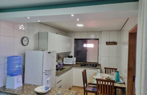 Lindo Apartamento, WiFi Rápido, 2 Banheiros, Suíte, Sala Confortável, Cozinha Completa, Microondas, Entrada Privativa, Perto do Shopping Pátio Matosinhos, 5 min do Centro Histórico - Foto 13