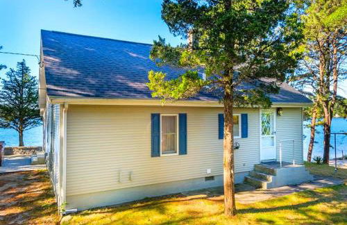 Gorgeous Waterfront Cottage with Luxurious Hot Tub for a Weekend Getaway near Cape Cod, Massachusetts - Foto 10