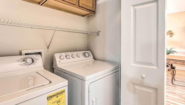 Resort Condo w/ Pool Access < 2 Mi to Beach & Golf - Foto 3, Interior