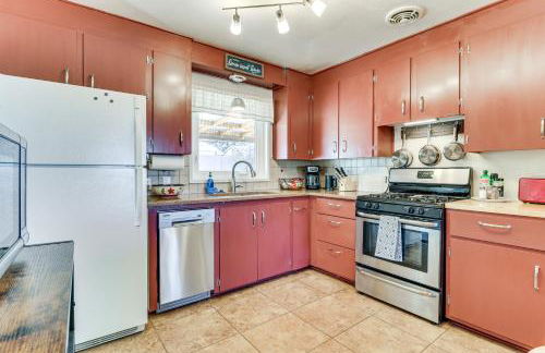 Easy Uptown Access! Charming ABQ Home with Yard - Foto 13