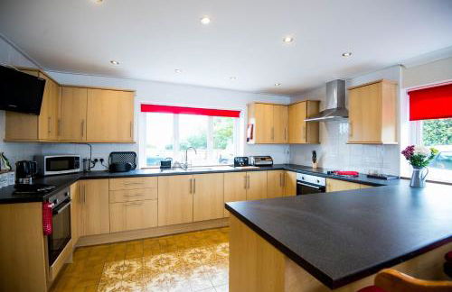 Round Park - A large dog friendly one level holiday cottage for groups and families - Photo 5