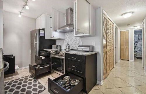 SPECTACULAR, NEW Professional Decor, Near Dis, NO Steps, Pool, Patio, LOW Rates! - Foto 9