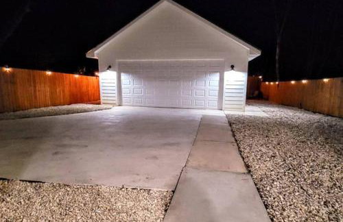 5th St Getaway w Sauna Hot tub Firepit & Game Room - Foto 9