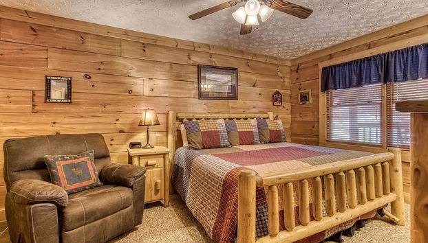 Er301 - Eagle's Hideaway - Great Location! Close To All The Action! 2 Bedroom Cabin by RedAwning - Foto 3, Habitación