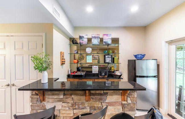 Highland Hideaway by Avantstay Group Poconos Retreat w/ Patio + Game Room - Foto 17