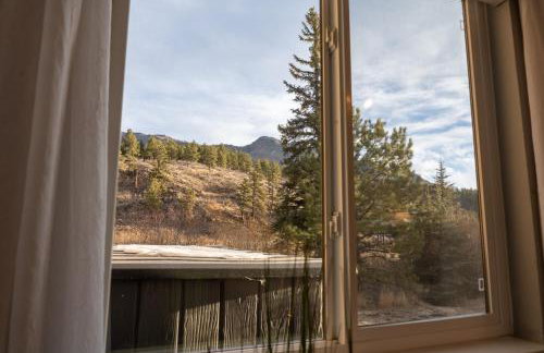 Cozy Riverfront Cabin with Fireplace & Deck - Foto 14