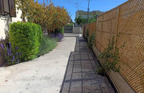 Spacious farmhouse with big yard and fireplace - Foto 18