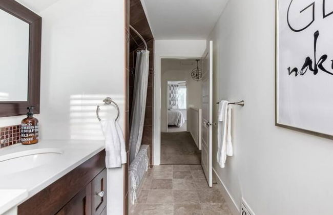 Gorgeous Bungalow With a Backyard Deck - Photo 59