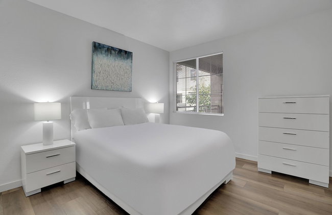 Global Luxury Suites at Town Center - Photo 11