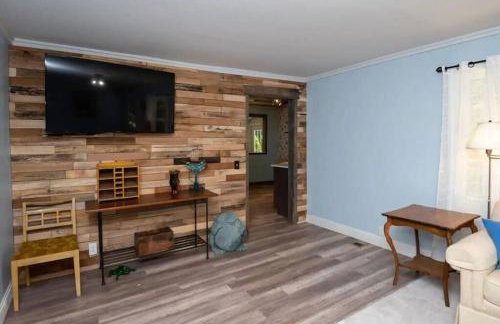 Little Blue Cottage: a wooded getaway near beaches and towns - Foto 6